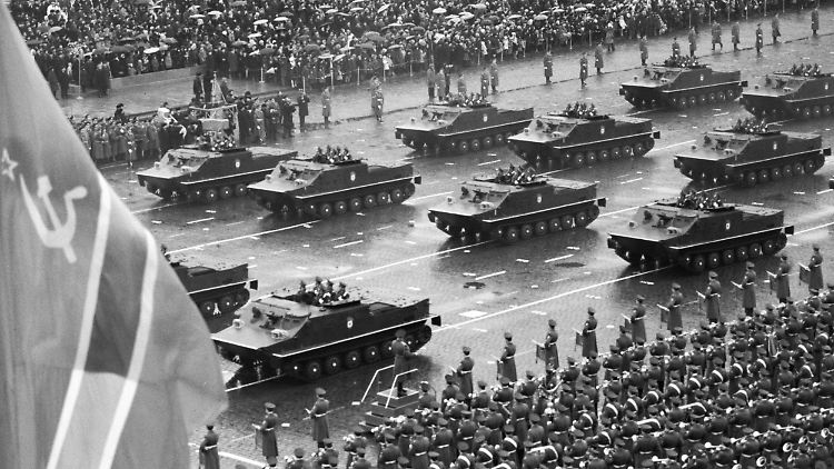 Mehrere BTR-50 bei einer Militärparade in Moskau in den 70er-Jahren. 