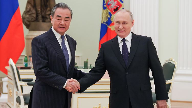Chinas Außenminister Wang Yi traf Kremlchef Putin am Mittwoch in Moskau. 