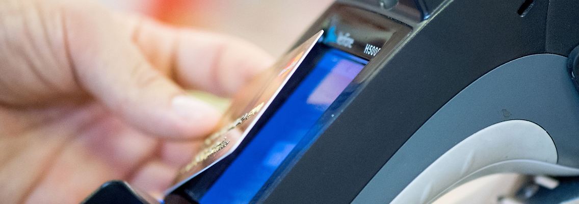 Erspart Händlerinnen und Händlern lästiges Bargeld-Handling: die Kartenzahlung.