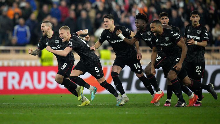 Schwer erleichtert: Die Fußballer von Bayer Leverkusen.