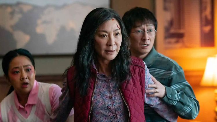 Stephanie Hsu (l.), Michelle Yeoh (m.) und Ke Huy Quan in "Everything Everywhere All at Once".
