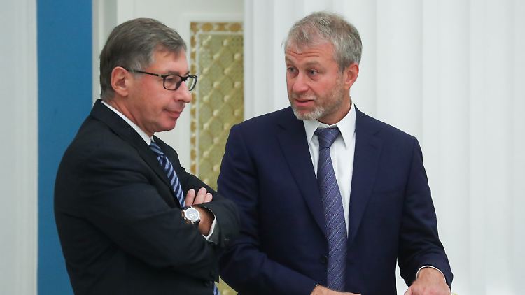 Der russische Bankier Petr Aven (l.) und Oligarch Roman Abramowitsch wehren sich juristisch gegen die Sanktionen in Großbritannien.
