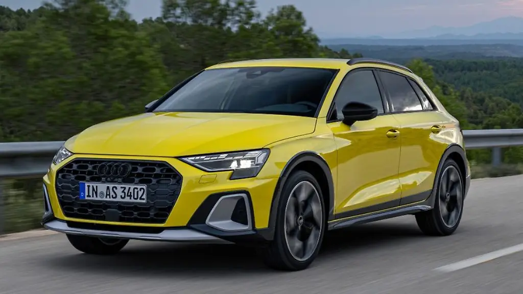 Zu-erkennen-ist-der-ueberarbeitete-A3-von-aussen-an-einer-anderen-Frontschuerze-und-an-einem-neuen-Tagfahrlicht-das-vom-Fahrer-individuell-programmiert-werden-kann