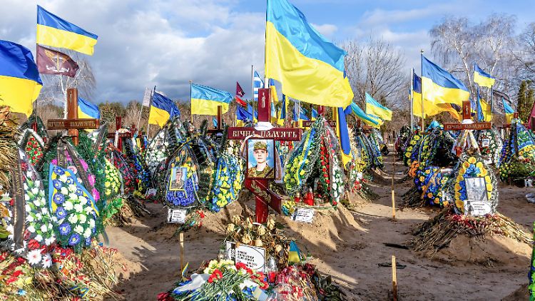 Viele neue Gräber auf dem Friedhof Lisove in Kiew. 