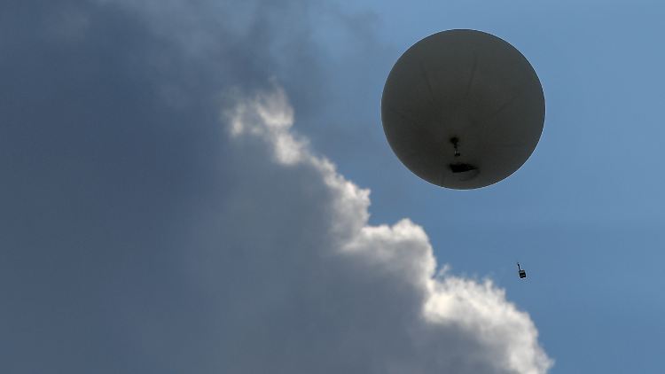 DWD-Wetterballon: Der mit Helium gefüllte Ballon transportiert eine Radiosonde in die Stratosphäre.