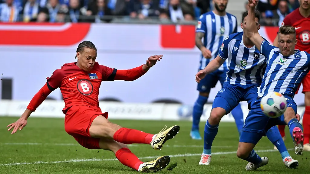 Berlins-Derry-Lionel-Scherhant-l-schiesst-gegen-Marco-Thiede-vom-Karlsruher-SC-aufs-Tor