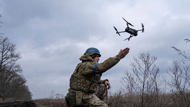 Die US-Regierung stellt der Ukraine zur Abwehr des russischen Angriffskriegs weitere milliardenschwere Militärhilfen zur Verfügung - unter anderem Drohnen.
