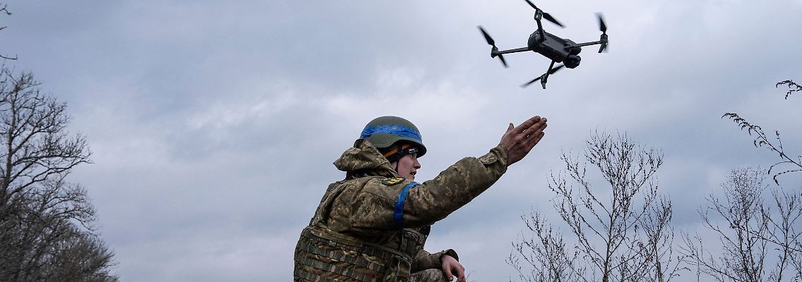 Die US-Regierung stellt der Ukraine zur Abwehr des russischen Angriffskriegs weitere milliardenschwere Militärhilfen zur Verfügung - unter anderem Drohnen.