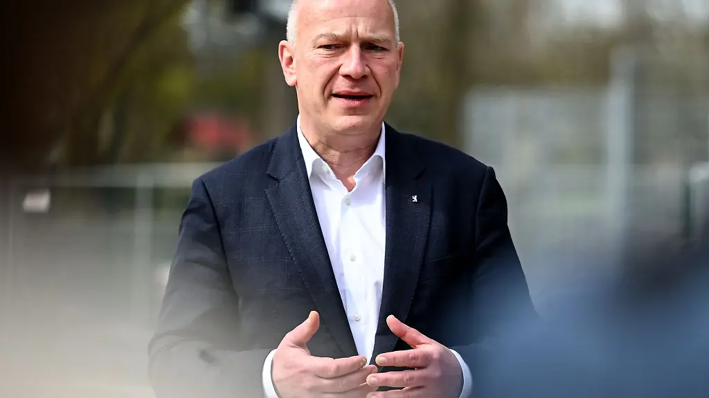 Berlins-Regierender-Buergermeister-Kai-Wegner-CDU-gibt-ein-Statement-ab