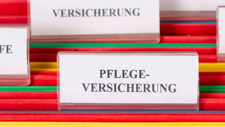 Der Beitragssatz in der Pflegeversicherung liegt derzeit bei 3,05 Prozent des Bruttoeinkommens. Bei Kinderlosen beträgt er 3,4 Prozent.