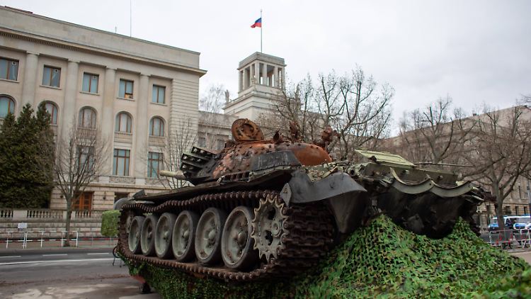 Vor der russischen Botschaft in Berlin steht seit heute ein russischer Panzer, der in der Nähe von Kiew zerstört wurde.
