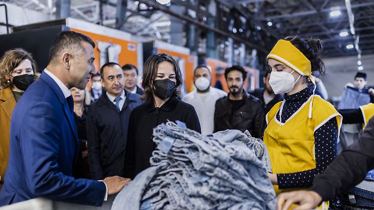 Außenministerin Annalena Baerbock bei einem Besuch einer Jeans-Fabrik in Samarkand in Usbekistan Anfang November vergangenen Jahres.