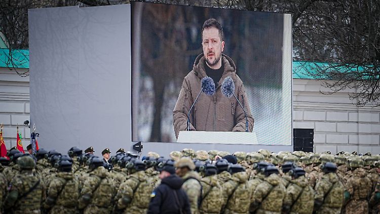 Selenskyj spricht bei einer Militärparade vor der Sophienkathedrale in Kiew zu ukrainischen Soldaten.