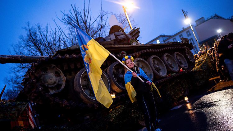 Vor der russischen Botschaft steht seit dem Morgen ein zerstörter russischer Panzer.