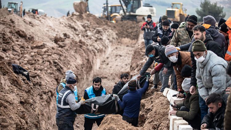 Wenige Tage nach den Beben werden Tote nahe der Stadt Adiyaman notdürftig bestattet.