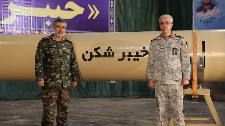 General Amirali Hajizadeh (l.) ist Kommandeur der Luft- und Raumfahrtkräfte der Revolutionsgarden.