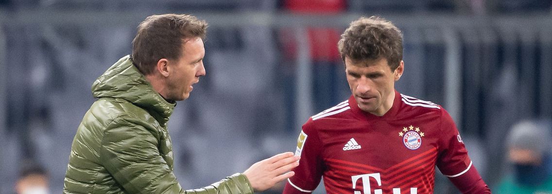 Bayern-Trainer Julian Nagelsmann (links) im Gespräch mit Thomas Müller.