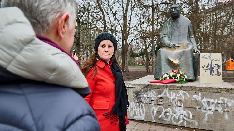 Janine Wissler bei einer Gedenkveranstaltung für die Opfer des russischen Angriffskrieges. 