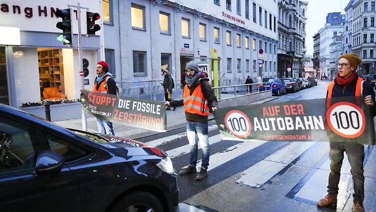 Die Forderungen der Aktivisten sind unter anderem die Wiedereinführung des 9-Euro-Tickets und ein Tempolimit von 100 km/h auf Autobahnen.