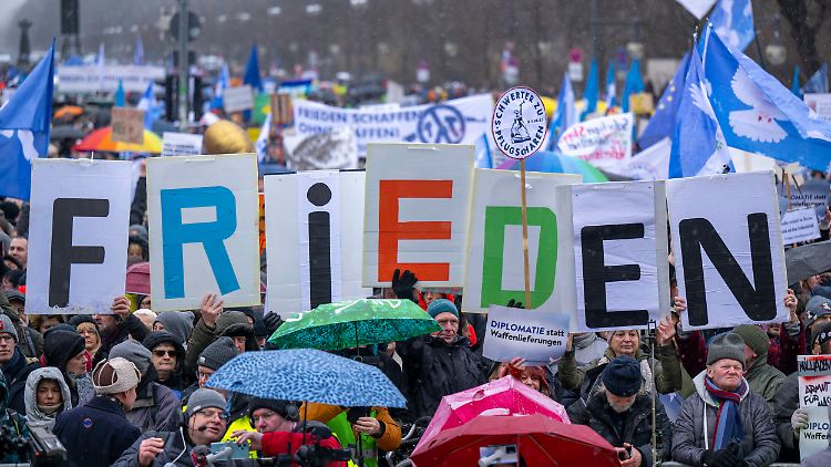 Um den Frieden zu erreichen, schlagen die Demonstranten vor, auf die Unterstützung der Ukraine zu verzichten. 