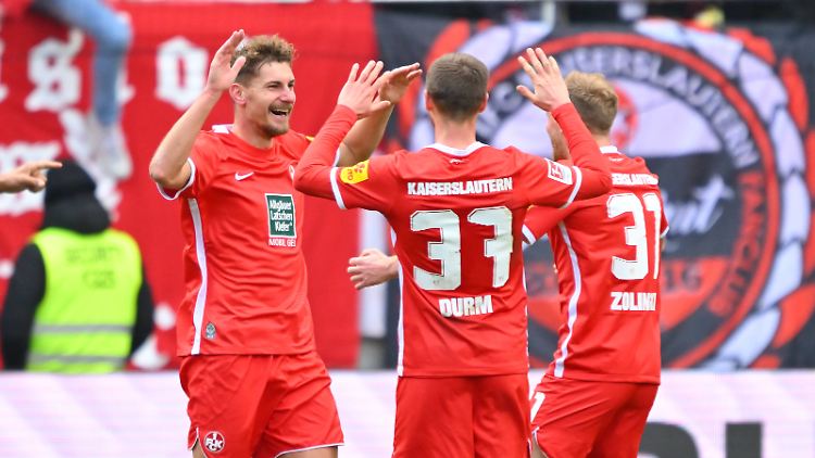 Kevin Kraus (links) entschied das Spiel mit seinem Treffer zum 3:1 für den 1. FC Kaiserslautern.