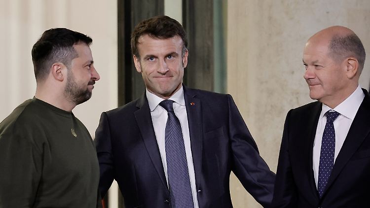 Sollen dem ukrainischen Präsidenten Selenskyj (li.) zuletzt Friedensgespräche mit Russland nahegelegt haben: Frankreichs Präsident Macron (Mitte) und Kanzler Scholz.