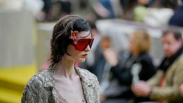 Ein Model trägt eine Kreation aus der Herbst-Winter-Kollektion 2023-24 von Gucci bei der Mailänder Modewoche in Italien.
