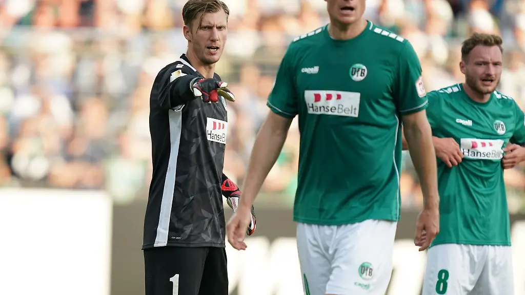 Luebecks-Torwart-Philipp-Klewin-l-in-Aktion