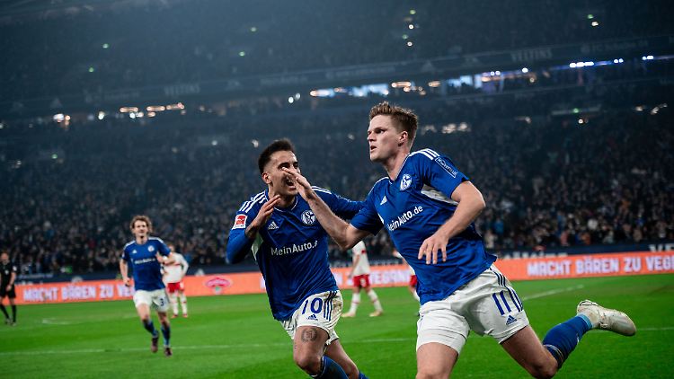 Marius Bülter (rechts) sorgte für den erst dritten Saisonsieg des Aufsteigers.