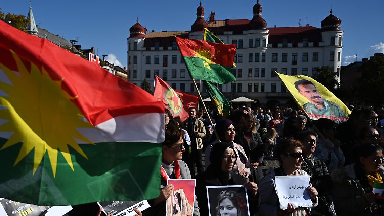 Flaggen mit PKK-Motiven bei einer Demo im schwedischen Malmö - Ankara wirft Stockholm vor, zu wenig gegen die als terroristisch eingestufte Organisation zu unternehmen.