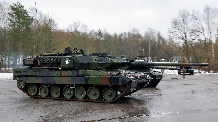 Der Leopard 2A7 ist die neueste Version des Kampfpanzers. Deutschland hat der Ukraine die Lieferung von 14 Panzern des Typs Leopard 2A6 zugesagt.