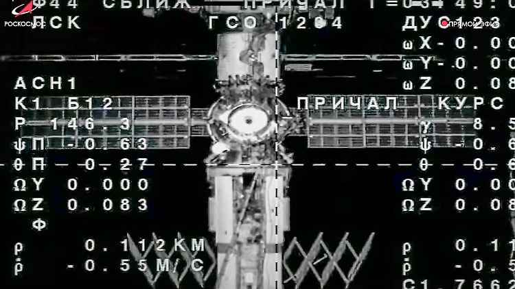 Auf diesem veröffentlichten Handout-Foto ist die Sojus-Kapsel MS-23 im Vordergrund zu sehen, während sie an der ISS andockt.