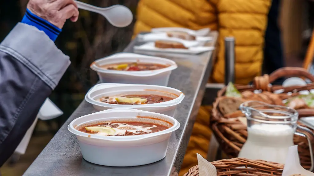 Soljanka-wird-an-Gaeste-ausgegeben