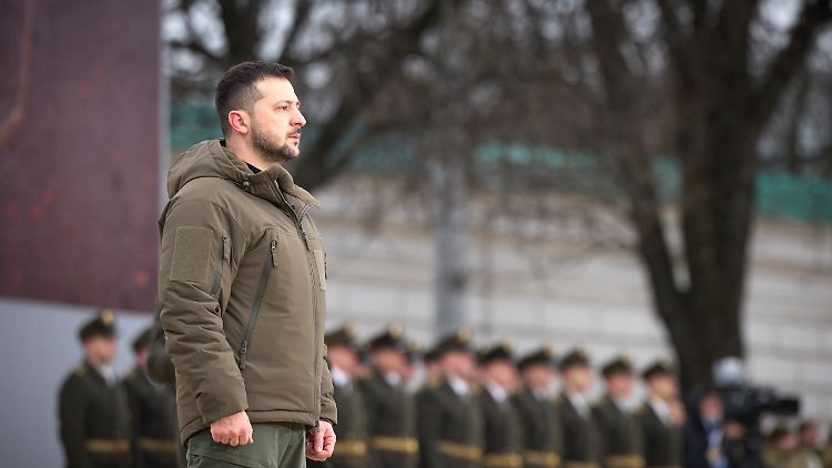 Selenskyjs Markenzeichen: olivgrüne Jacke und Militärstiefel.