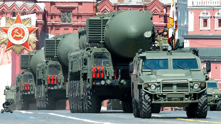 Russische Interkontinentalraketen werden während einer Militärparade auf den Roten Platz in Moskau gefahren. 