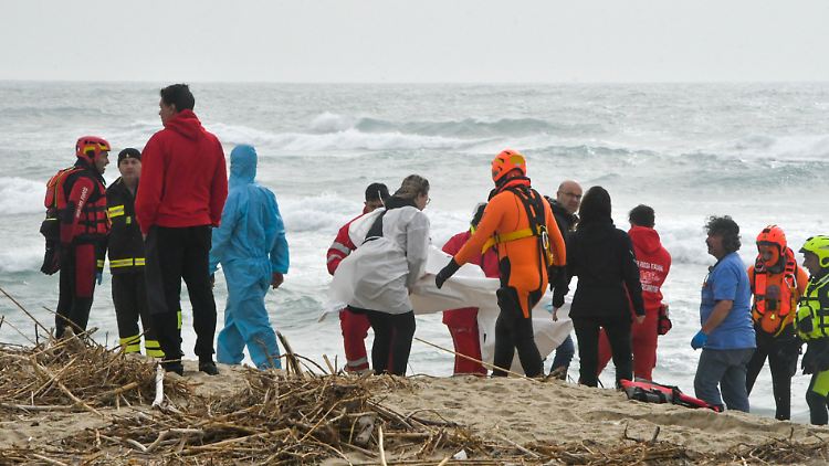Die Leichen wurden am Strand von Steccato di Cutro in der Provinz Crotone in Kalabrien und im Meer geborgen - die Opferzahl könnte noch steigen.