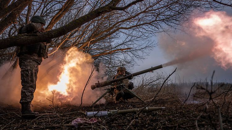 Ukrainische Soldaten der Jagdbrigade "68 Oleksa Dovbush" feuern bei Wuhledar eine SPG-9-Rakete auf russische Stellungen an der Frontlinie.