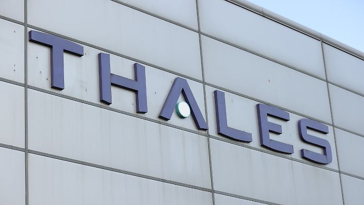 Thales beschäftigt insgesamt rund 80.000 Mitarbeiter, davon die Hälfte in Frankreich.