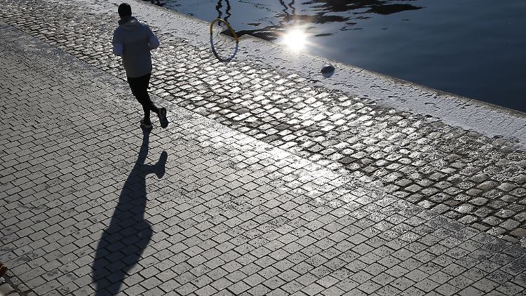Der strahlende Sonnenschein lädt zu Sport im Freien ein - doch Achtung: warme Kleidung nicht vergessen!