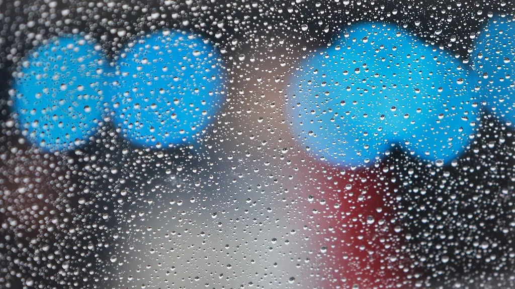 Regentropfen-sammeln-sich-auf-einer-Scheibe