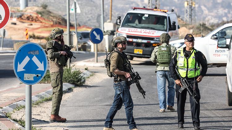 Israelische Sicherheitskräfte suchen im Gebiet Hawara nach dem Schützen.