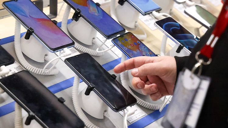 Statt Smartphones von Apple und Samsung gibt es in Russland nun vor allem chinesische Ware zu kaufen.