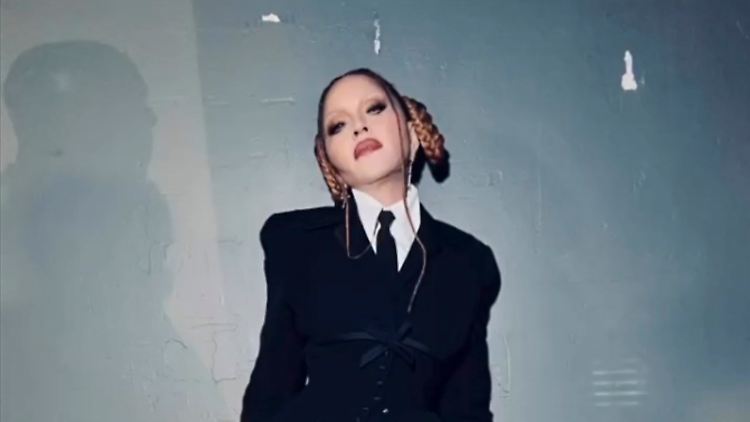 Madonna, mit bürgerlichem Namen Madonna Louise Ciccone, hat neben ihrem Bruder Anthony noch vier weitere Geschwister.