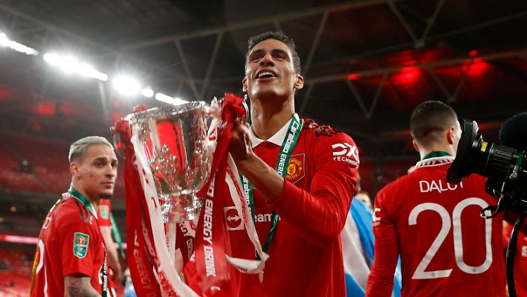 Die Fußballer von Manchester United feiern den ersten Titel seit 2017.