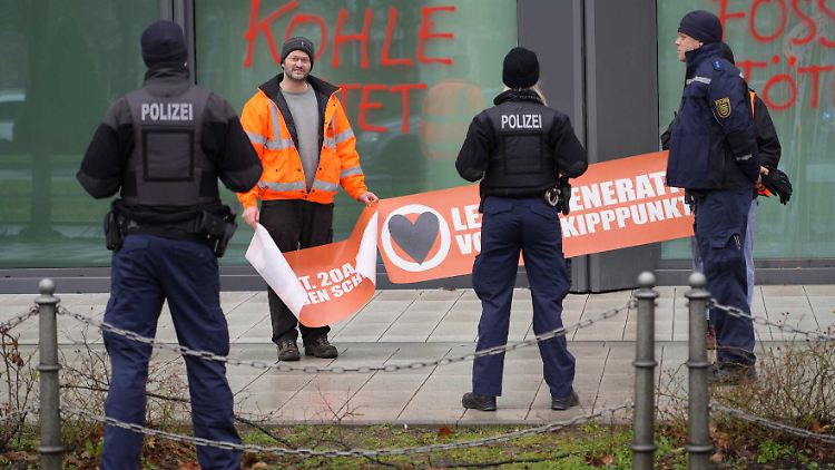 "Erpressung ist keine Ausdrucksform legitimen Protests", sagt FDP-Politiker Höferlin.