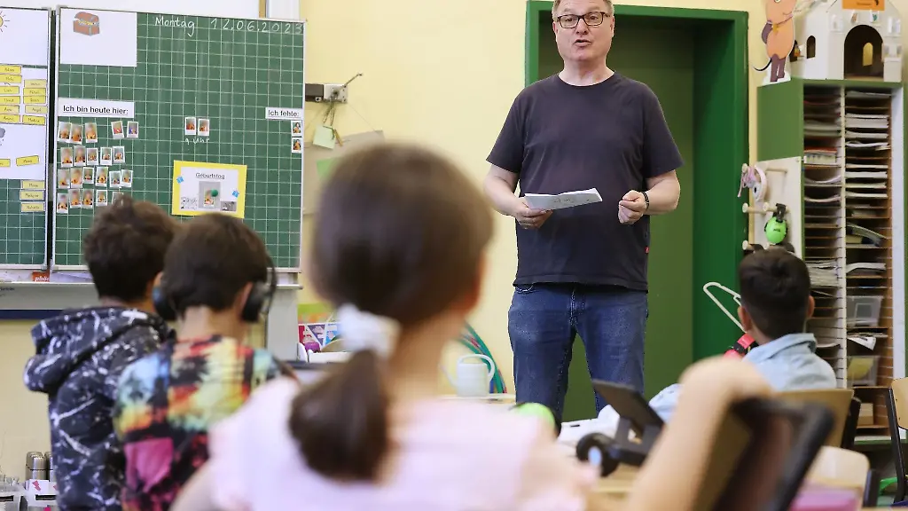 Schulleiter-Klaus-Hagge-steht-in-einer-der-Klassen-der-Gemeinschaftsgrundschule-in-Duisburg