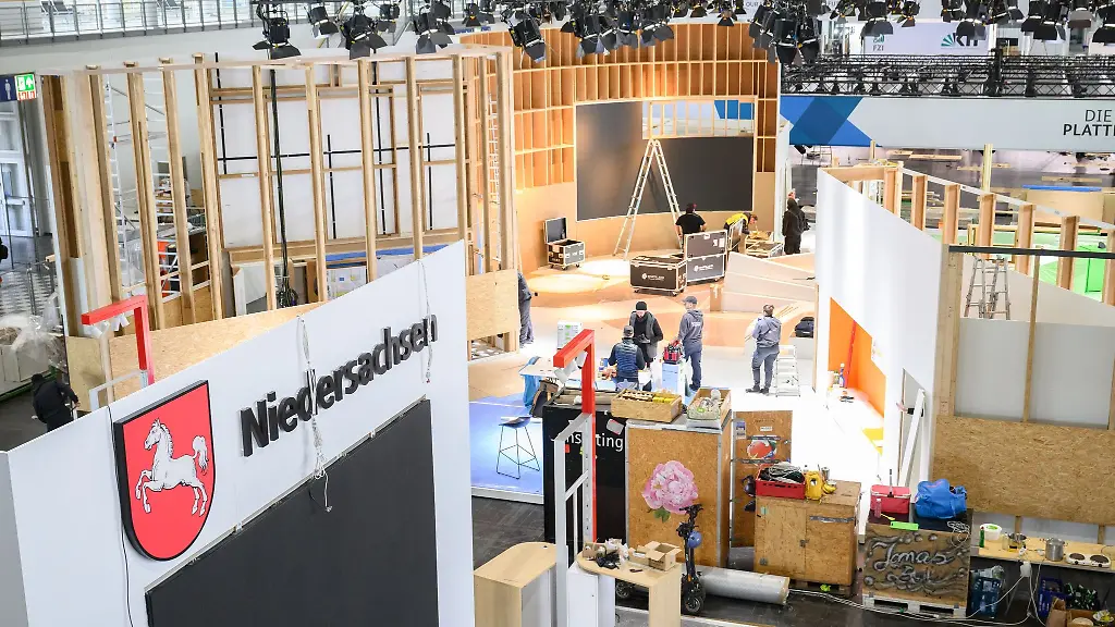Messestaende-werden-fuer-die-Hannover-Messe-2024-in-der-Messehalle-2-aufgebaut
