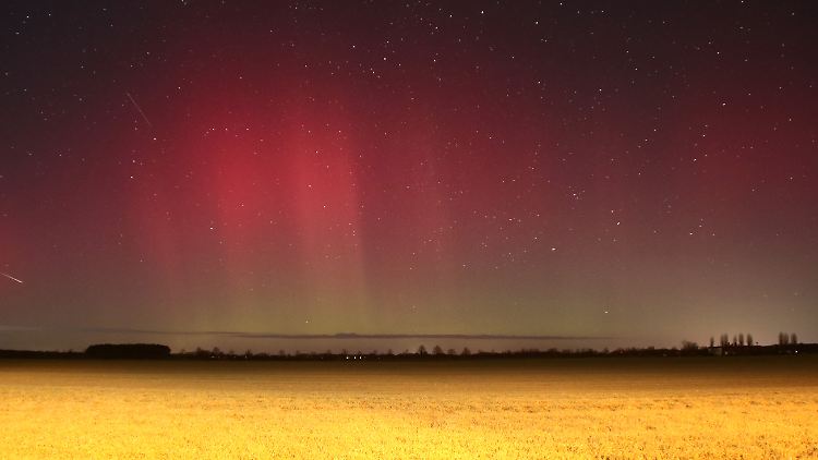 Polarlichter in der Nacht zum 27. Februar über Brandenburg (Nachtaufnahme mit Langzeitbelichtung).