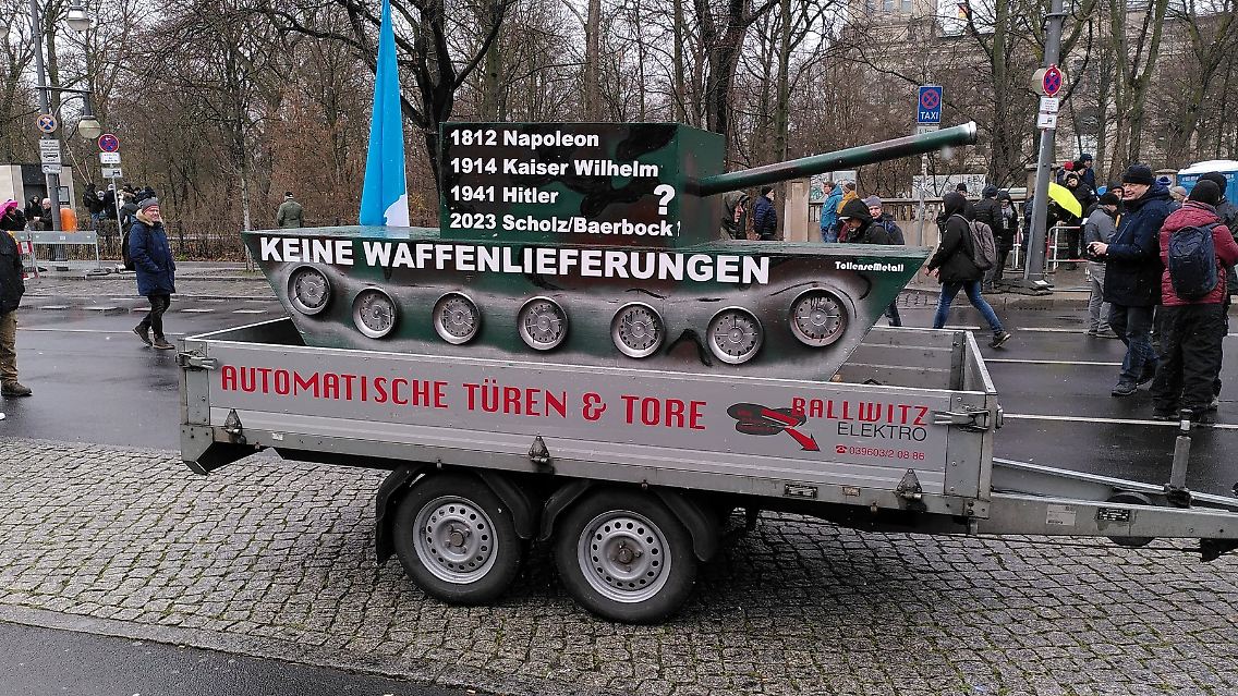 Was dieser Panzer sagen soll: Wie Napoleon, Kaiser Wilhelm und Hitler führen Bundeskanzler Scholz und Außenministerin Baerbock Krieg gegen Russland (das Fragezeichen ist in der Zeile verrutscht, es soll hinter Baerbock stehen).