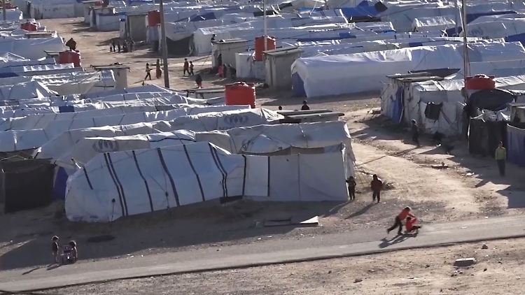 M. wurde 2017 von kurdischen Kräften festgenommen und lebte bis zu ihrer Ankunft in Deutschland im Lager Roj. 